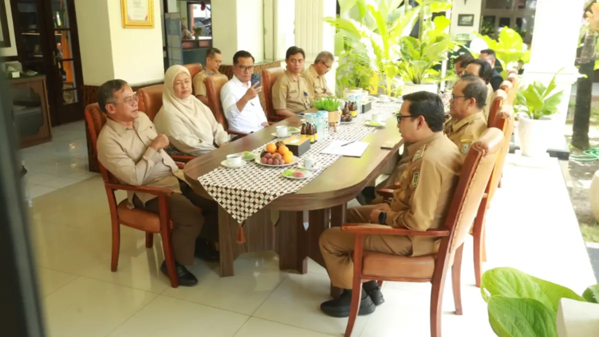 KOORDINASI: Staf Khusus Wakil Presiden Bidang Kinerja Pemerintahan dan Pelayanan Publik Suwardi bertemu Plt Wali Kota Madiun F Bagus Panuntun di Balai Kota Madiun, Senin (20/7), membahas rencana event pencak silat nasional 2027. BAGAS BIMANTARA/RADAR MADIUN