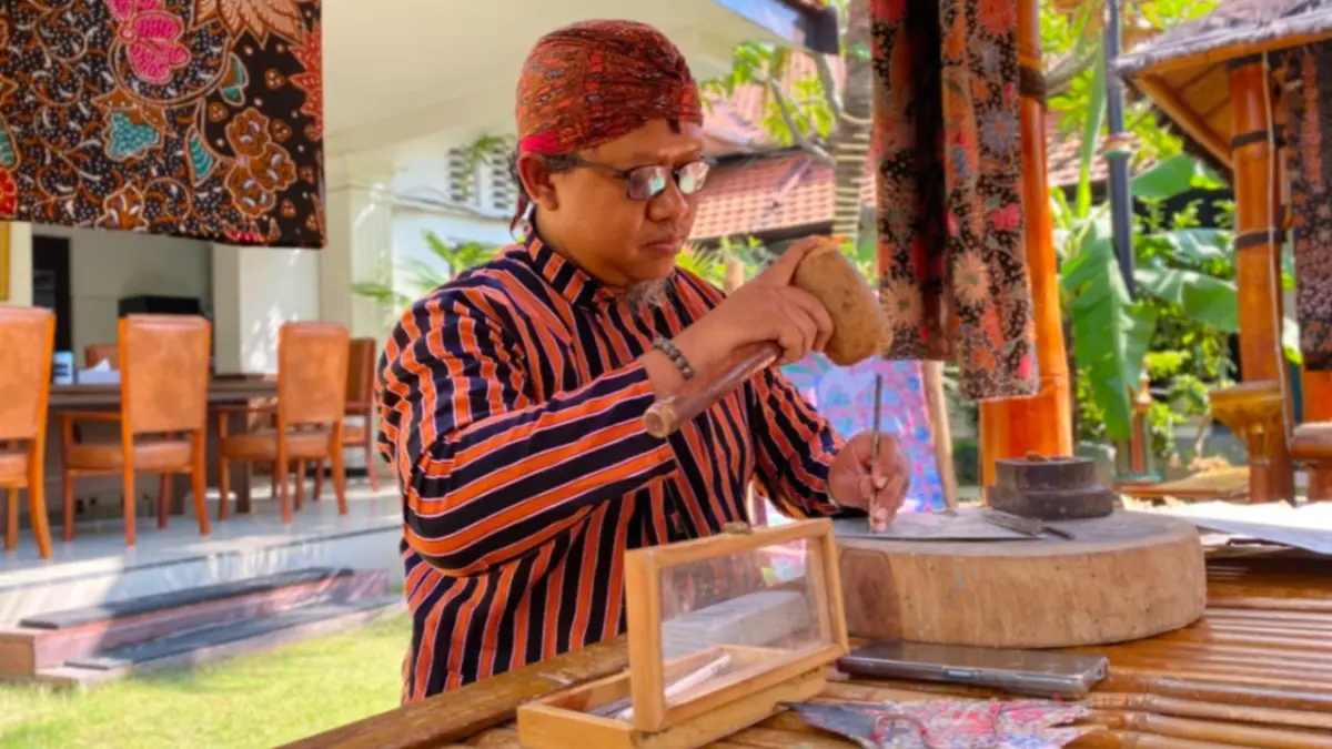 Agus Wijanarko menunjukkan wayang kulit hasil karyanya di sela aktivitas mengajar sebagai upaya melestarikan warisan budaya Indonesia. ERLITA HERMININGSIH/RADAR MADIUN