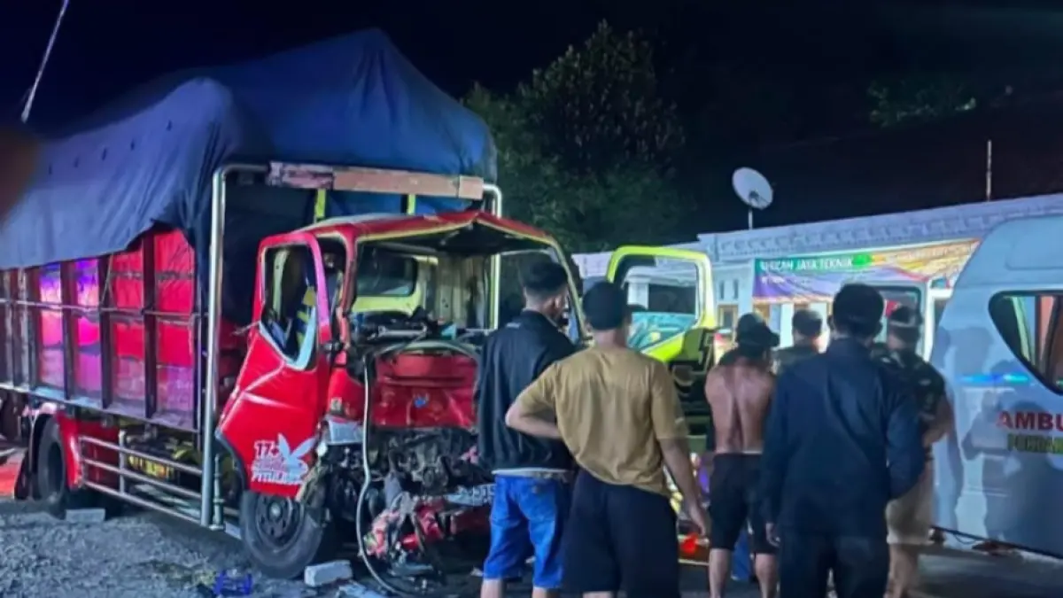 BERTABRAKAN: Dua truk mengalami kerusakan parah pada bagian depan usai bertabrakan di tikungan Jalan Raya Ponorogo–Trenggalek, Desa Pangkal, Kecamatan Sawoo, Minggu (19/7) malam. FOTO: ISTIMEWA