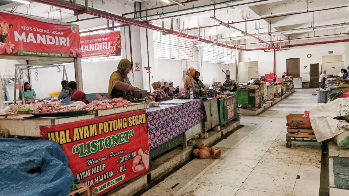 HARGA NAIK: Pedagang melayani pembeli di Pasar Besar Ngawi. NURUL NIKMATUL ROMADHONA/JAWA POS RADAR NGAWI  