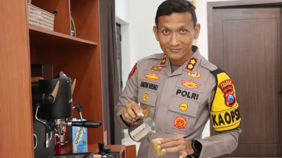 Kapolres Ponorogo AKBP Andin Wisnu Sudibyo menikmati hobinya meracik kopi di sela menjalankan tugas sebagai pemimpin kepolisian. SUGENG DWI N/RADAR PONOROGO