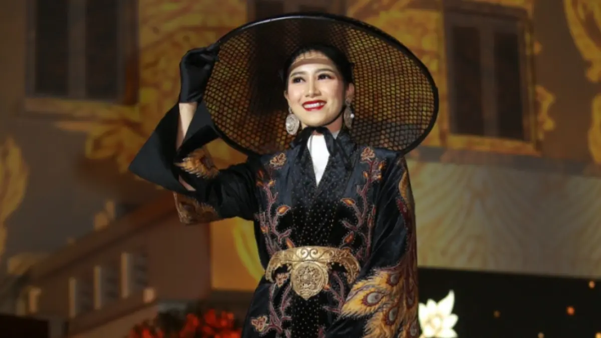 Mareta Sumanti memperagakan koleksi batik Kota Madiun dalam ajang Madiun Batik Heritage. BAGAS BIMANTARA/RADAR MADIUN