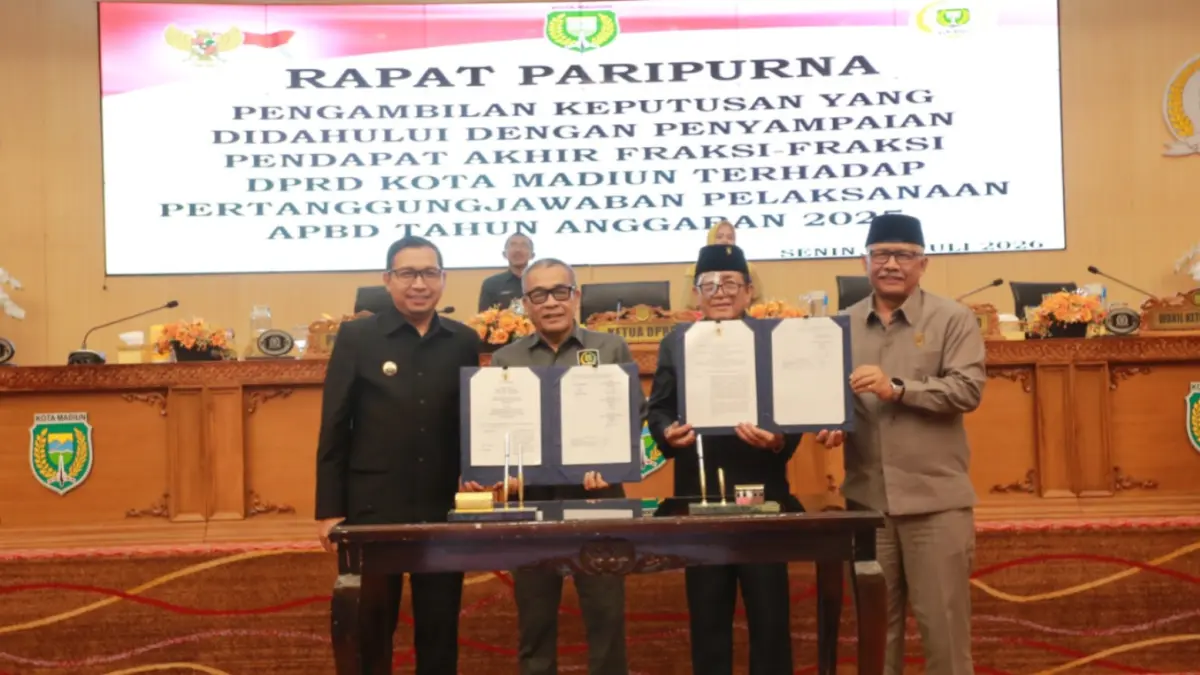 PARIPURNA: Pimpinan DPRD bersama Plt Wali Kota Madiun F Bagus Panuntun menyetujui Raperda Pertanggungjawaban Pelaksanaan APBD 2025 menjadi perda dalam rapat paripurna, Senin (20/7). BAGAS BIMANTARA/RADAR MADIUN