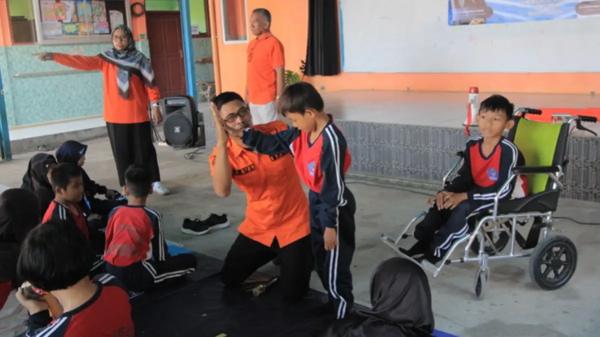 Petugas BPBD Magetan memberikan edukasi mitigasi bencana kepada siswa baru saat kegiatan MPLS 2026/2027. FOTO: ISTIMEWA