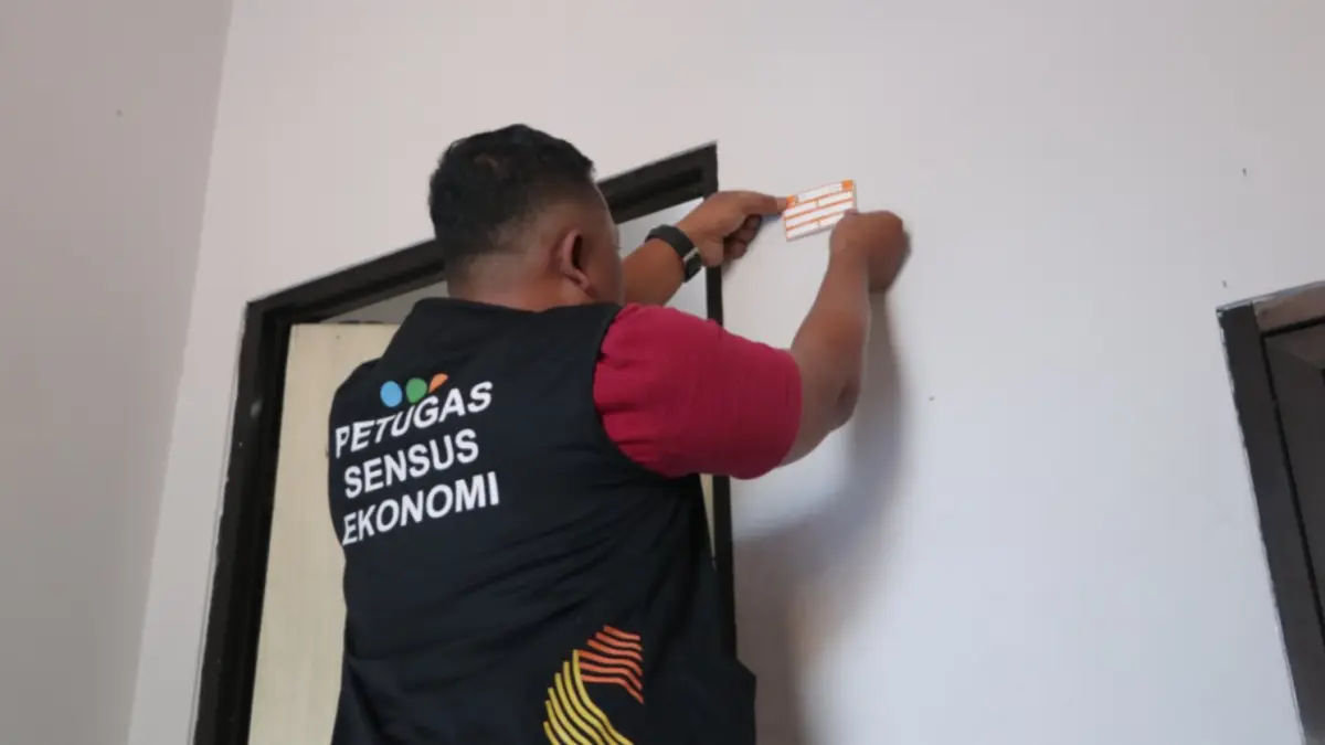 Petugas Sensus Ekonomi 2026 (SE26) melakukan pendataan door to door ke rumah warga di Ponorogo untuk menghimpun data ekonomi masyarakat. SUGENG DWI N/RADAR PONOROGO