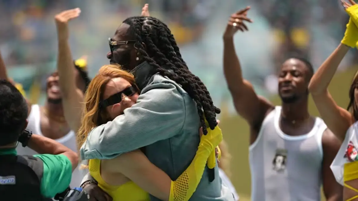 Shakira and Burna Boy embrace during the opening ceremony before the World Cup Group A soccer match between Mexico and South Africa in Mexico City, Thursday, June 11, 2026. (cna.com)
