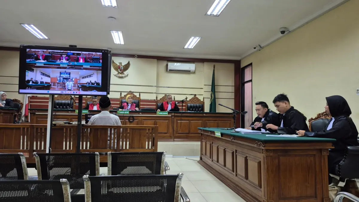 SIDANG PERDANA: Kepala Desa Jenangan Toni Ahmadi menjalani sidang perdana dugaan korupsi pengelolaan tanah kas desa di Pengadilan Tipikor Surabaya. FOTO: ISTIMEWA