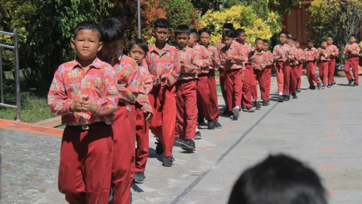 Siswa baru mengikuti kegiatan MPLS di salah satu sekolah di Magetan. AJI PUTRA/RADAR MAGETAN