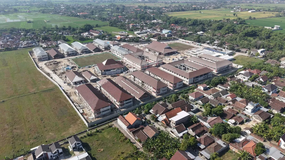 TAHAP AKHIR: Pekerja menyelesaikan pembangunan Sekolah Rakyat Kabupaten Madiun. DOK RADAR MADIUN