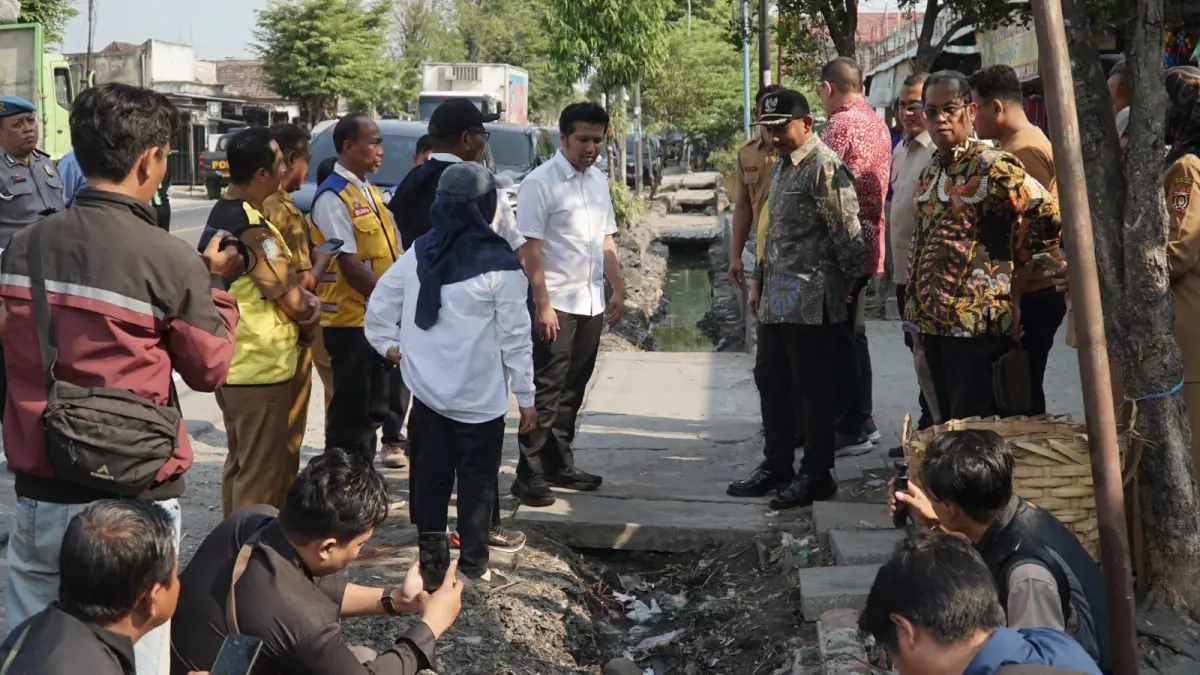 TINJAU JALAN: Wakil Gubernur Jawa Timur Emil Elestianto Dardak meninjau kondisi Jalan PB Sudirman di Kabupaten Ngawi. ASEP SYAEFUL/RADAR NGAIW