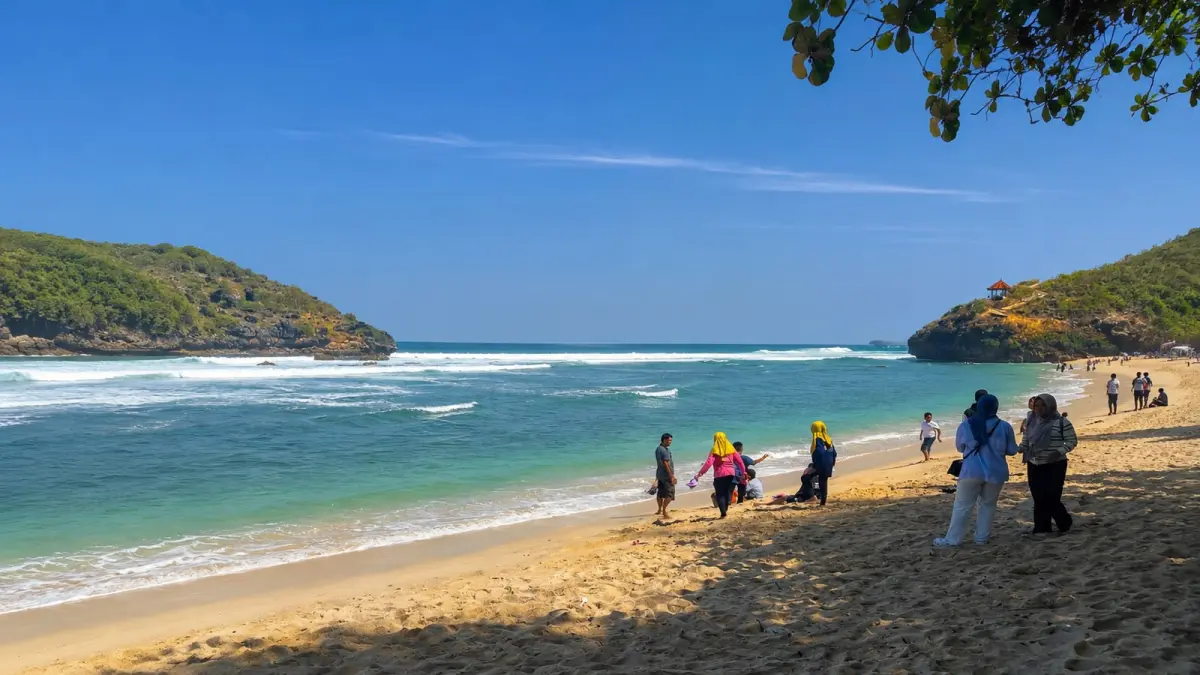Wisatawan menikmati keindahan pantai di Pacitan saat masa libur sekolah. NUR CAHYONO/RADAR PACITAN