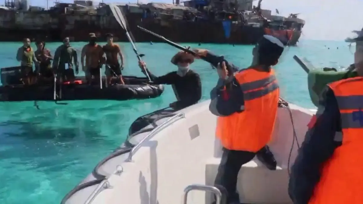 Anggota Penjaga Pantai Tiongkok dan Angkatan Laut Filipina bentrok menggunakan dayung dan tongkat di Laut Cina Selatan (X.com/@sentdefender)