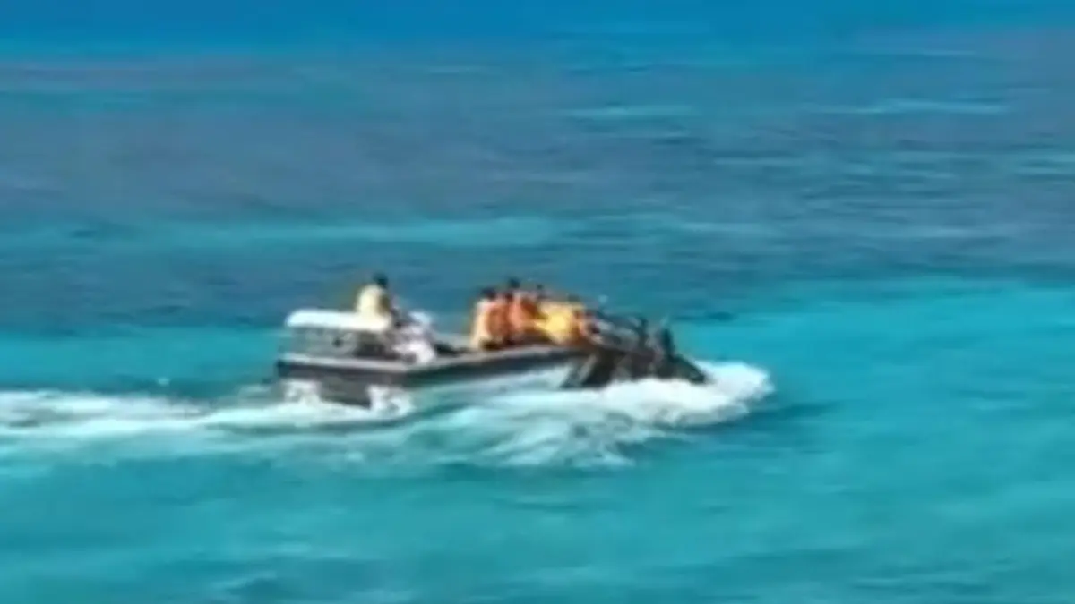 Anggota Penjaga Pantai Tiongkok dan Angkatan Laut Filipina bentrok menggunakan dayung dan tongkat di Laut Cina Selatan (X.com/@sentdefender)