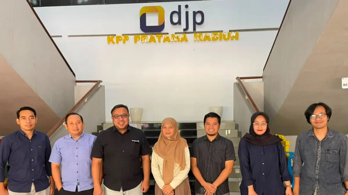 Direktur Jawa Pos Radar Madiun Ockta Prana Lagawira (tiga dari kiri) bersama Kasubag Umum dan Kepatuhan Internal Susi Wahyuni (empat dari kiri), Selasa (21/7).
