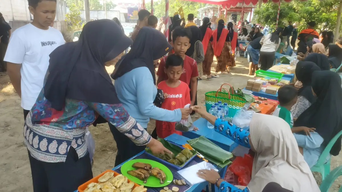 DONGKRAK EKONOMI: Bazar Panganan Ndeso menjadi stimulus ekonomi lokal warga Bangunrejo, Kecamatan Karanganyar. (SATRIO JATI/RADAR MADIUN)