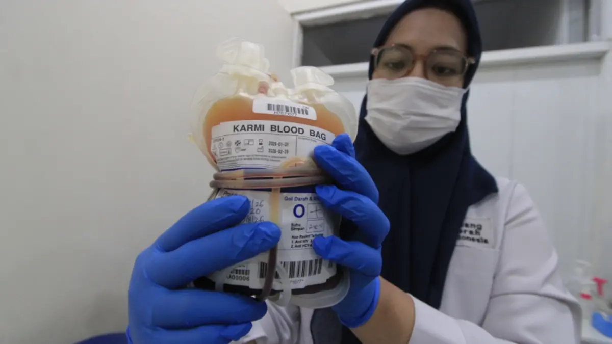 DONOR DARAH: Petugas UDD PMI Magetan menunjukkan stok darah yang tersedia. Saat ini stok PRC golongan O dan AB dilaporkan kosong. AJI PUTRA/RADAR MAGETAN