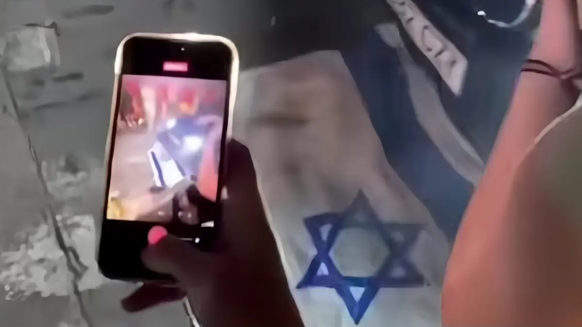 Fans Spanyol merayakan kemenangan dengan menginjak bendera israel (instagram/@velvabol)