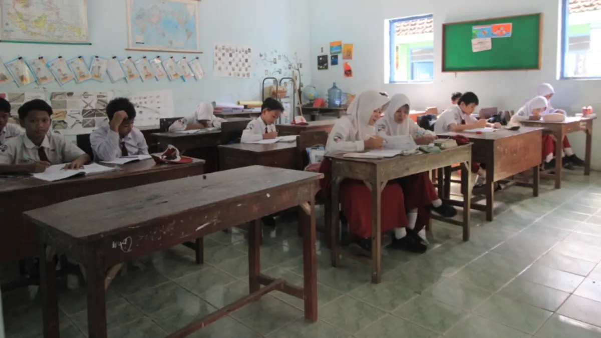 ILUSTRASI: Siswa SD di Magetan mengikuti kegiatan belajar mengajar. Pemkab memaksimalkan program revitalisasi sekolah dari pemerintah pusat untuk memperbaiki sekolah rusak. AJI PUTRA/RADAR MAGETAN