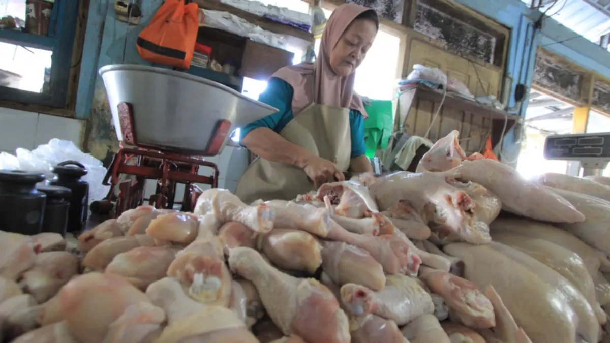 KEMBALI NAIK: Pedagang melayani pembeli daging ayam di Pasar Sayur Magetan. AJI PUTRA/RADAR MAGETAN