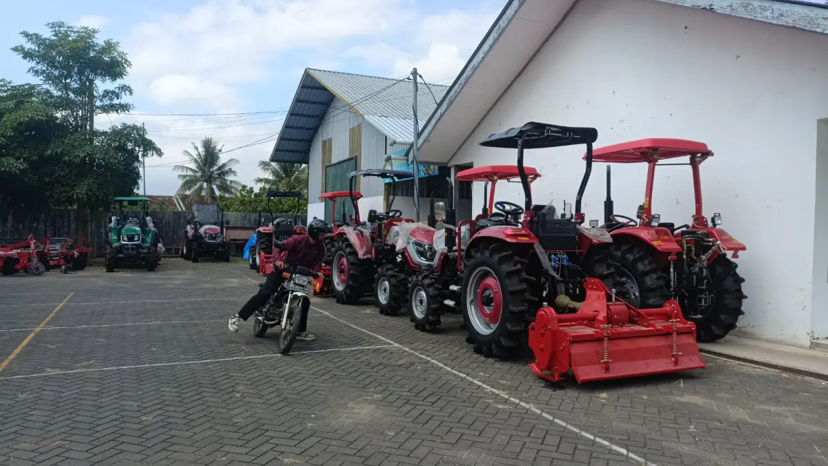 MENUNGGU DISTRIBUSI: Ratusan alsintan bantuan Kementan masih tersimpan di halaman Kantor DKPP Pacitan sambil menunggu proses administrasi dari pemerintah pusat selesai. NUR CAHYONO/RADAR PACITAN