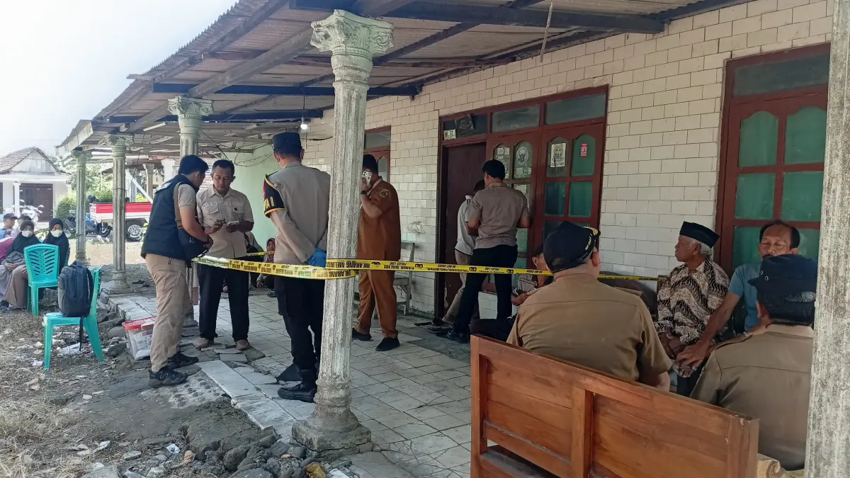 OLAH TKP: Tim Inafis Polres Madiun melakukan identifikasi di lokasi penemuan jenazah seorang pria di teras rumahnya di Desa Ngepeh, Kecamatan Saradan, Selasa (21/7). DIAN RAHAYU/RADAR MADIUN