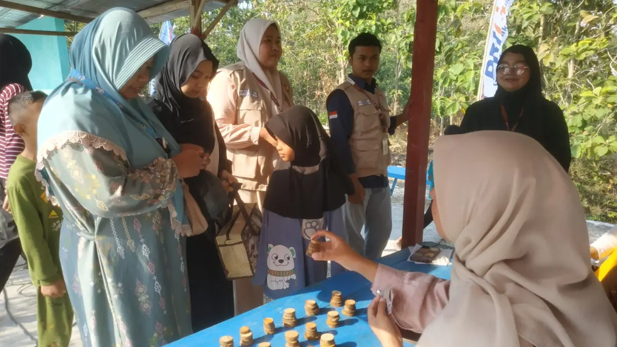 TUKAR KOIN: Semua transaksi pembelian makanan di kegiatan Bazar Panganan Ndeso menggunakan koin kayu setiap koin bernilai dua ribu rupiah. (SATRIO JATI/RADAR MADIUN)