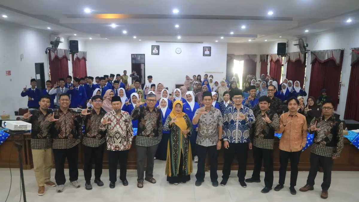 PERKUAT LITERASI: Siswa dan guru mengikuti pelatihan penulisan kreatif serta lokakarya penyusunan soal Tes Kemampuan Akademik (TKA) Bahasa Indonesia yang digelar UNY bersama SMP MBS Prof. Hamka dan MKKS SMP Swasta Kota Madiun di Aula Bakorwil I Kota Madiun, Sabtu (18/7).