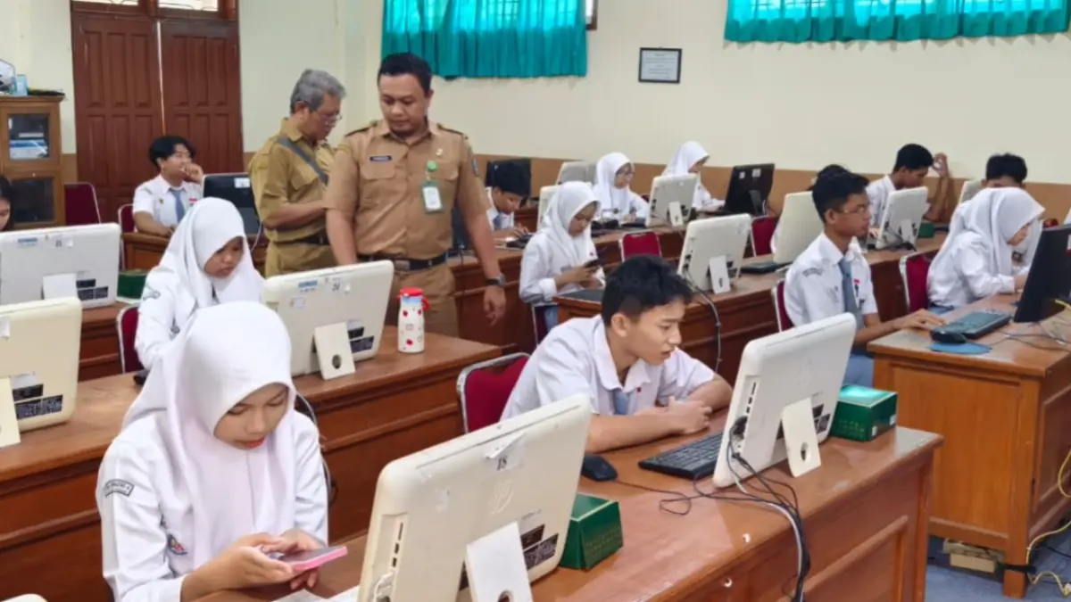 PERKUAT PEMBINAAN: Cabdindik Jatim Wilayah Madiun menerapkan pola baru pembinaan OSN melalui tutor sebaya, rotasi guru pembina, dan pelatihan terpusat guna memperluas peluang prestasi siswa dari seluruh SMA di Kota Madiun, Kabupaten Madiun, dan Ngawi. FOTO: ISTIMEWA