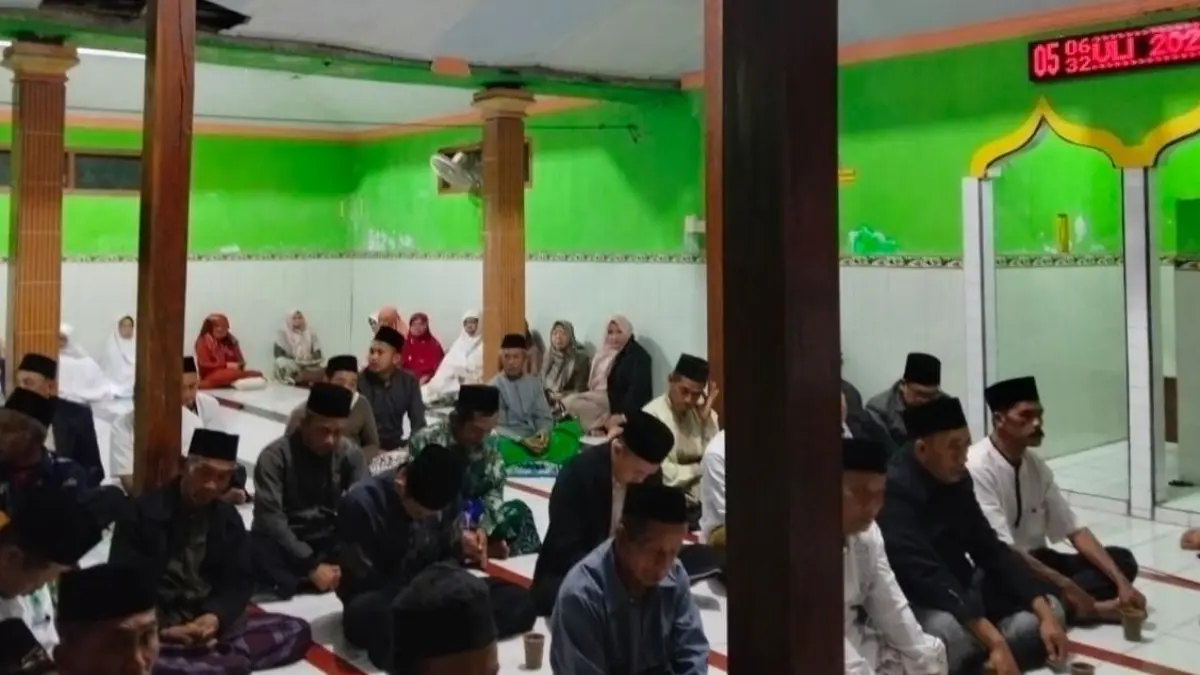 ANTUSIAS: Jemaah antusias mengikuti kegiatan Subuh Bergerak di Masjid Nurul Iman, Desa Karanggupito. (PEMDES KARANGGUPITO)