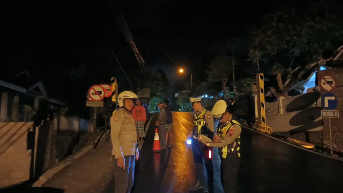 DIAMANKAN: Bangkai pikap Daihatsu bernopol AD 8068 AB yang terlibat kecelakaan maut di Jalan Raya Pacitan–Pringkuku, Dusun Bulu, Desa Ngadirejan, Rabu (22/7) dini hari.