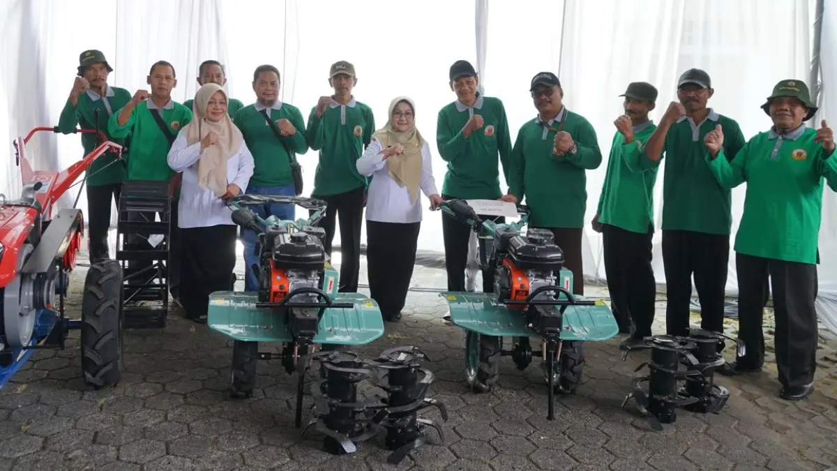 DUKUNGAN: Bupati Nanik Endang Rusminiarti secara simbolis menyerahkan bantuan alsintan dalam peringatan Hari Krida Pertanian Ke-54 di halaman DTPHP Magetan, Rabu (22/7). (PROKOPIM MAGETAN)