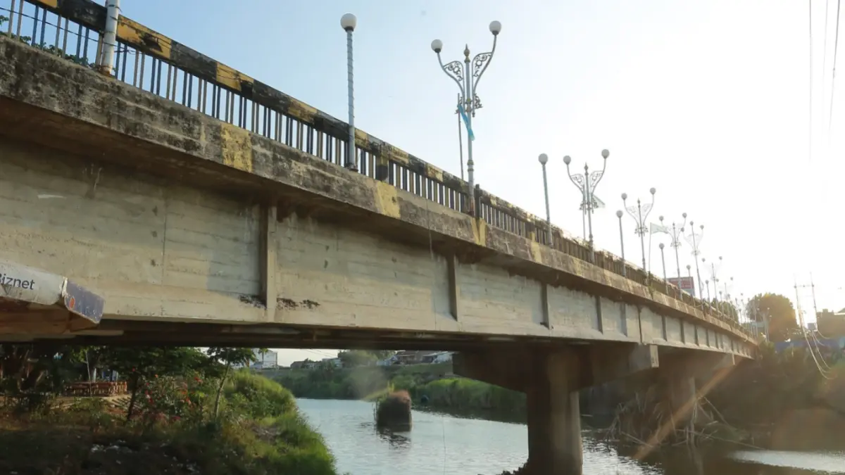 SIAP DIUSULKAN: Kondisi Jembatan Manguharjo di Kota Madiun. Pemkot mulai melelang penyusunan DED sebagai syarat pengajuan pembangunan jembatan baru ke Kementerian PU dengan nilai proyek diperkirakan mencapai Rp187 miliar. BAGAS BIMANTARA/RADAR MADIUN
