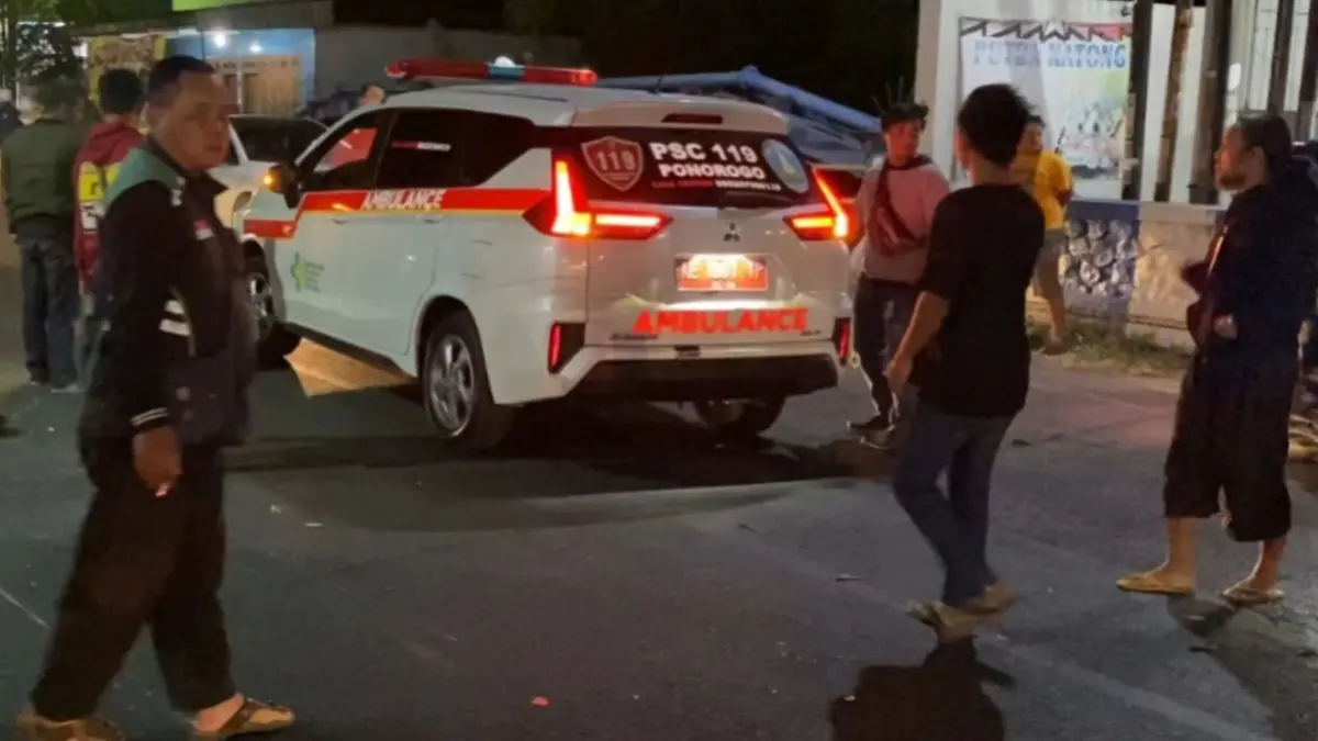 INSIDEN LALU LINTAS: Dua sepeda motor terlibat kecelakaan di Jalan Letjen Suprapto, Kelurahan Mangunsuman, Kecamatan Siman, Ponorogo, Senin (20/7) malam. FOTO: ISTIMEWA