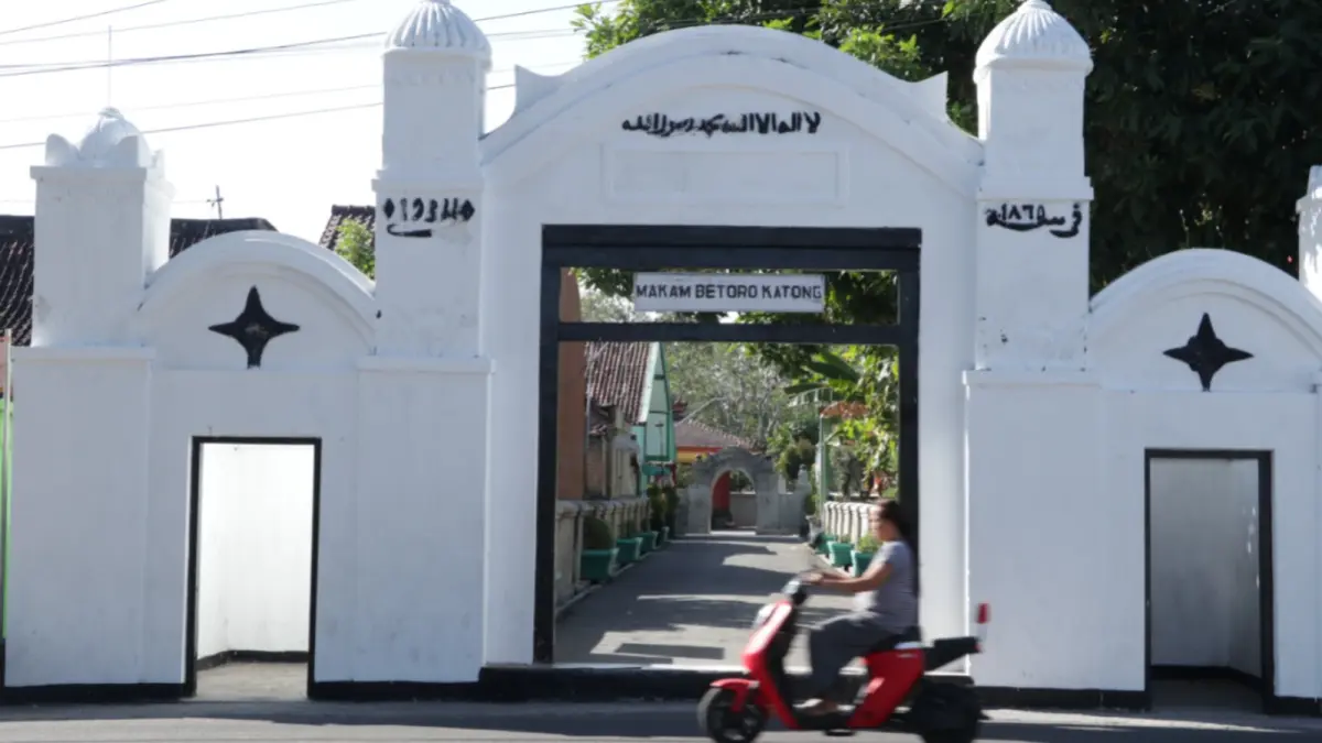 Pemprov Jawa Timur mengalokasikan Rp 8,15 miliar untuk revitalisasi kawasan wisata religi Makam Batoro Katong di Ponorogo agar lebih nyaman bagi peziarah.