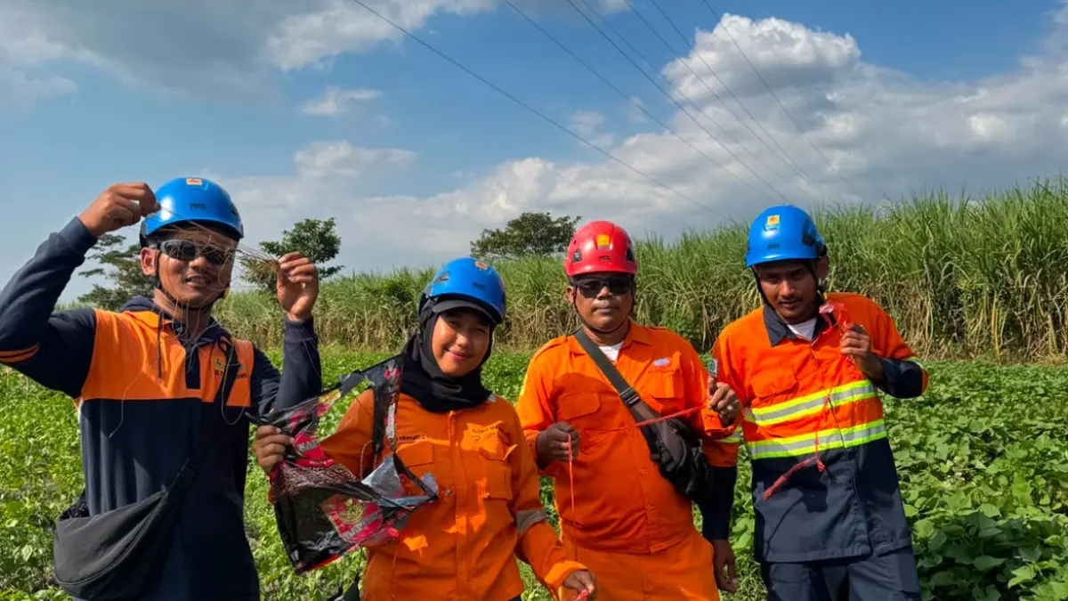 PLN ULTG Kediri berhasil mengevakuasi benda asing yang tersangkut di jaringan SUTT 70 kV Banaran-Pare. Langkah preventif ini dilakukan demi menjaga keandalan pasokan listrik.
