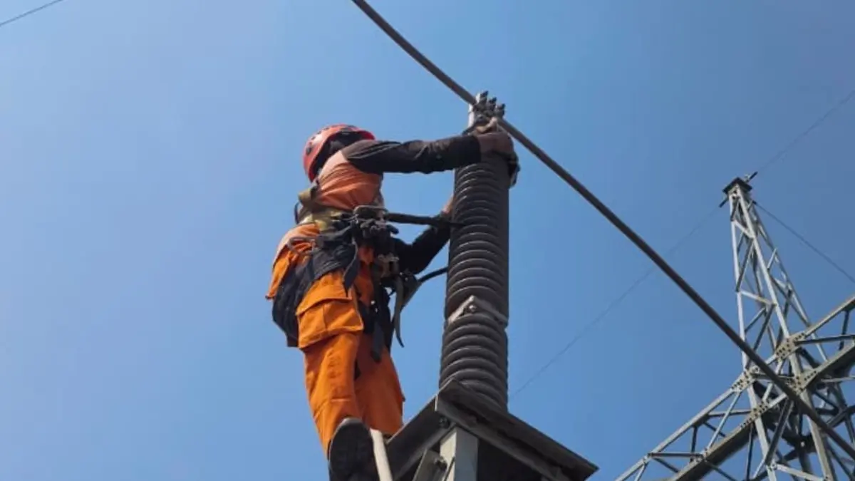 PT PLN (Persero) ULTG Babat mengerahkan 14 personel untuk melakukan pemeliharaan rutin dua tahunan di Gardu Induk 150 kV Paciran guna menjaga keandalan listrik bagi pelanggan.