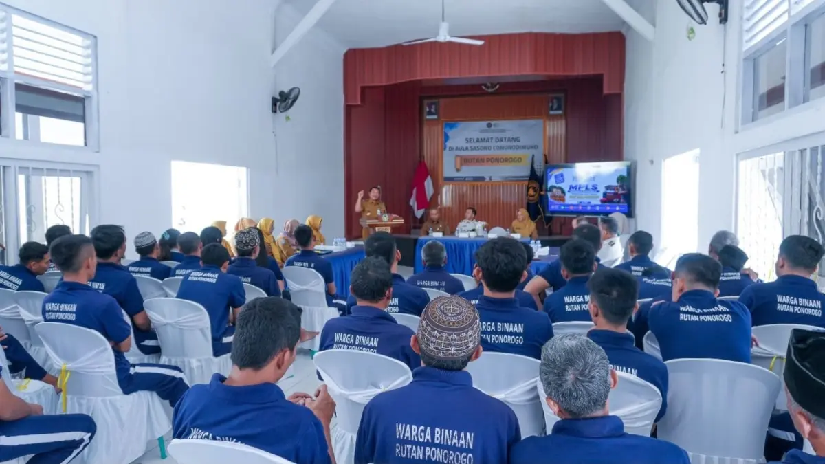 SEMANGAT BELAJAR: Warga binaan Rutan Kelas IIB Ponorogo mengikuti Masa Pengenalan Lingkungan Sekolah (MPLS) pendidikan kesetaraan yang diselenggarakan SKB Ponorogo sebagai bagian dari program pembinaan untuk meraih ijazah Paket A, B, dan C.
