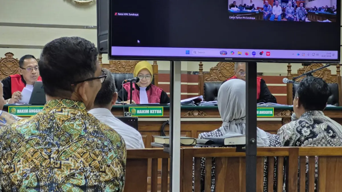 SIDANG BERLANJUT: Kepala DKPP Kota Madiun Jemakir memberikan keterangan sebagai saksi dalam sidang dugaan korupsi di Pengadilan Tipikor Surabaya.