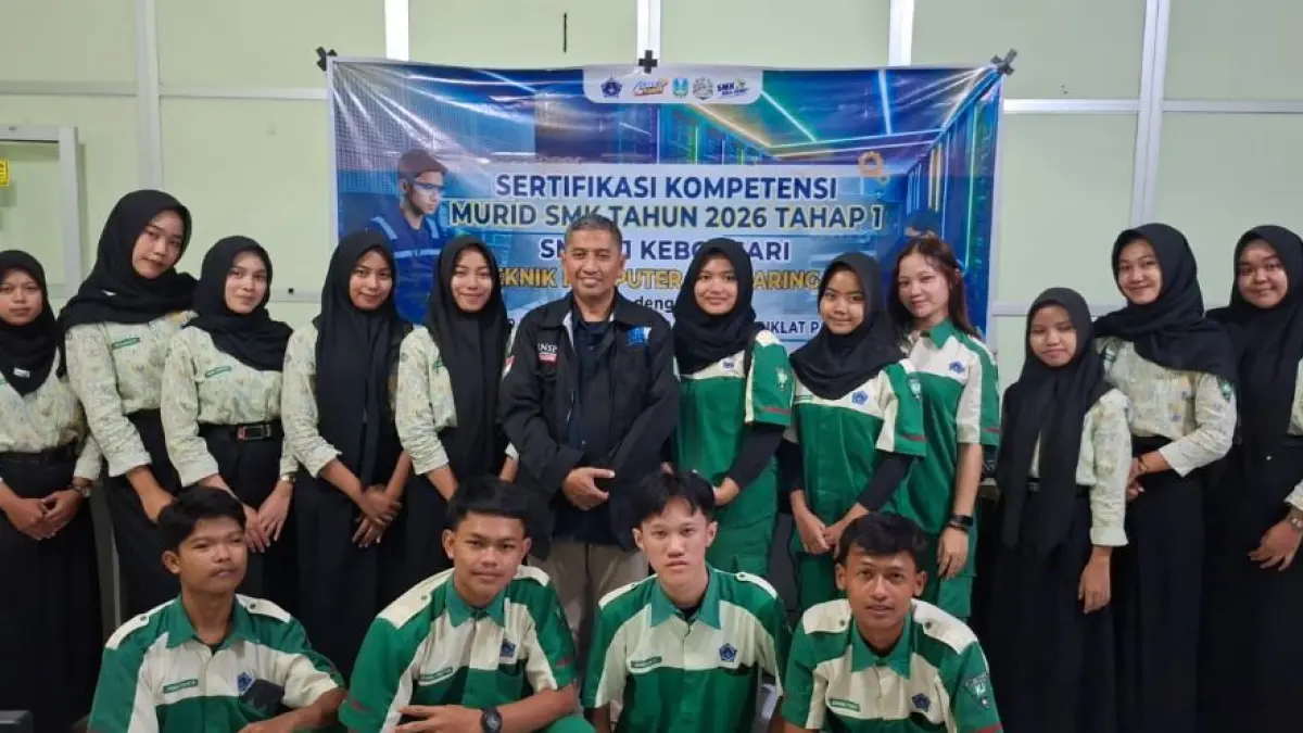 SMKN 1 Kebonsari mencetak lulusan berdaya saing global melalui penyelenggaraan sertifikasi LSP berstandar industri nasional.