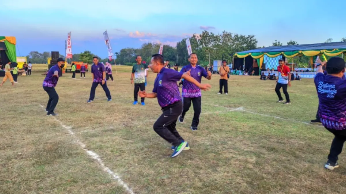 NOSTALGIA PERMAINAN TRADISIONAL: Wakil Bupati Madiun bersama Forkopimda, kepala OPD, camat, dan kepala desa mengikuti permainan gobak sodor dalam agenda Bahana Bersahaja di Lapangan Desa Dempelan, Kecamatan Madiun, Selasa (21/7). LODITYA FERNANDES/RADAR MADIUN