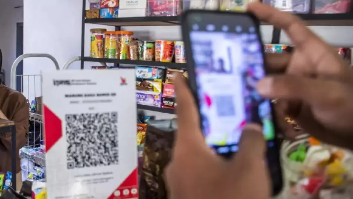 A customer pays using the QRIS barcode in Cimahi, West Java, on Sep. 20, 2024 (Jakarta Globe)