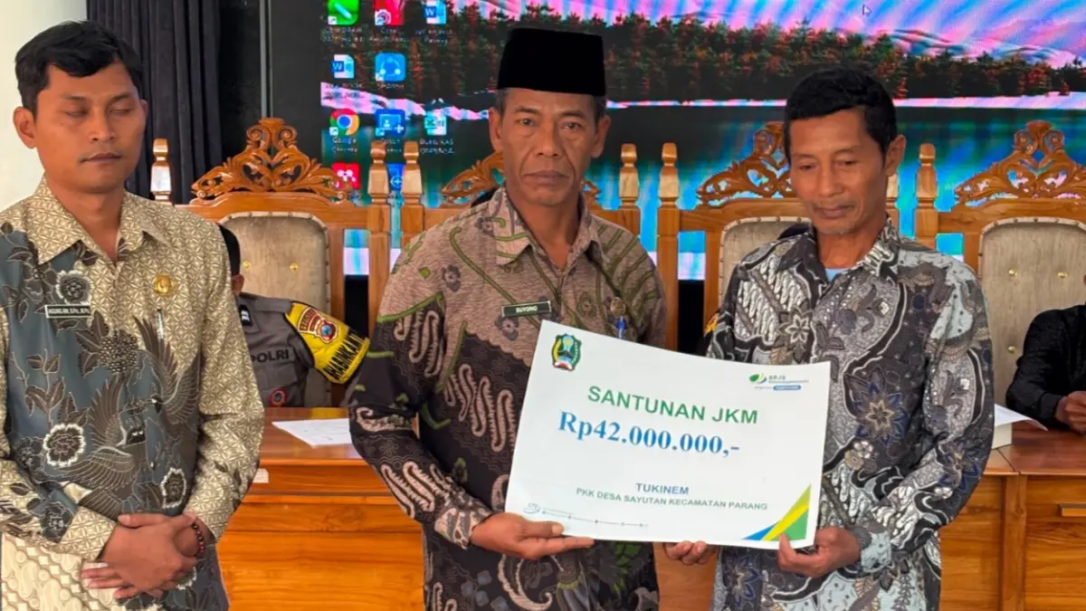 Ahli waris kader PKK asal Desa Sayutan, Magetan, menerima santunan Jaminan Kematian (JKM) dari BPJS Ketenagakerjaan.
