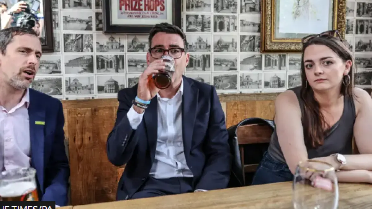 Andy Burnham mengunjungi sebuah pub sebagai bagian dari komitmennya mendukung sektor perhotelan dan usaha pub di Inggris. (BBC)
