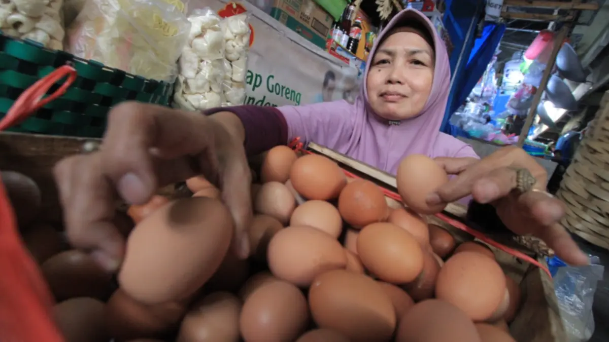 HARGA MERANGKAK NAIK: Pedagang melayani pembeli telur ayam ras di Pasar Sayur Magetan. AJI PUTRA/RADAR MAGETAN
