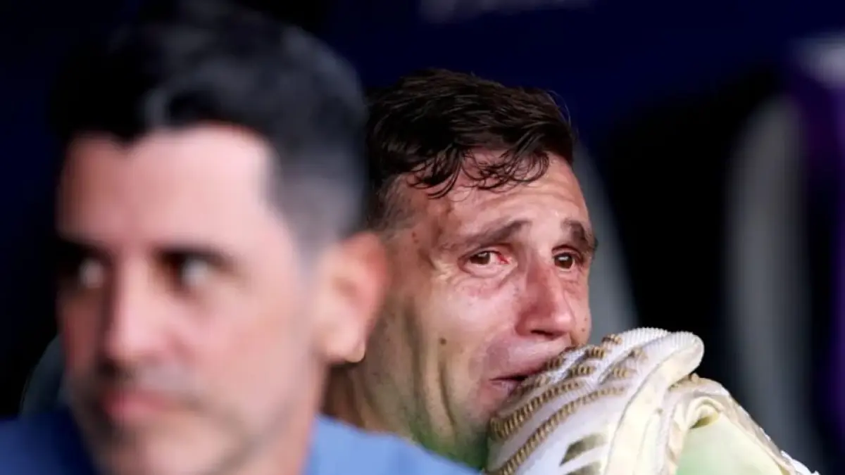 Kiper Argentina, Emi Martinez, sedang mempertimbangkan masa depannya di tim nasional setelah kekalahan di final Piala Dunia hari Minggu lalu. (talksport.com)