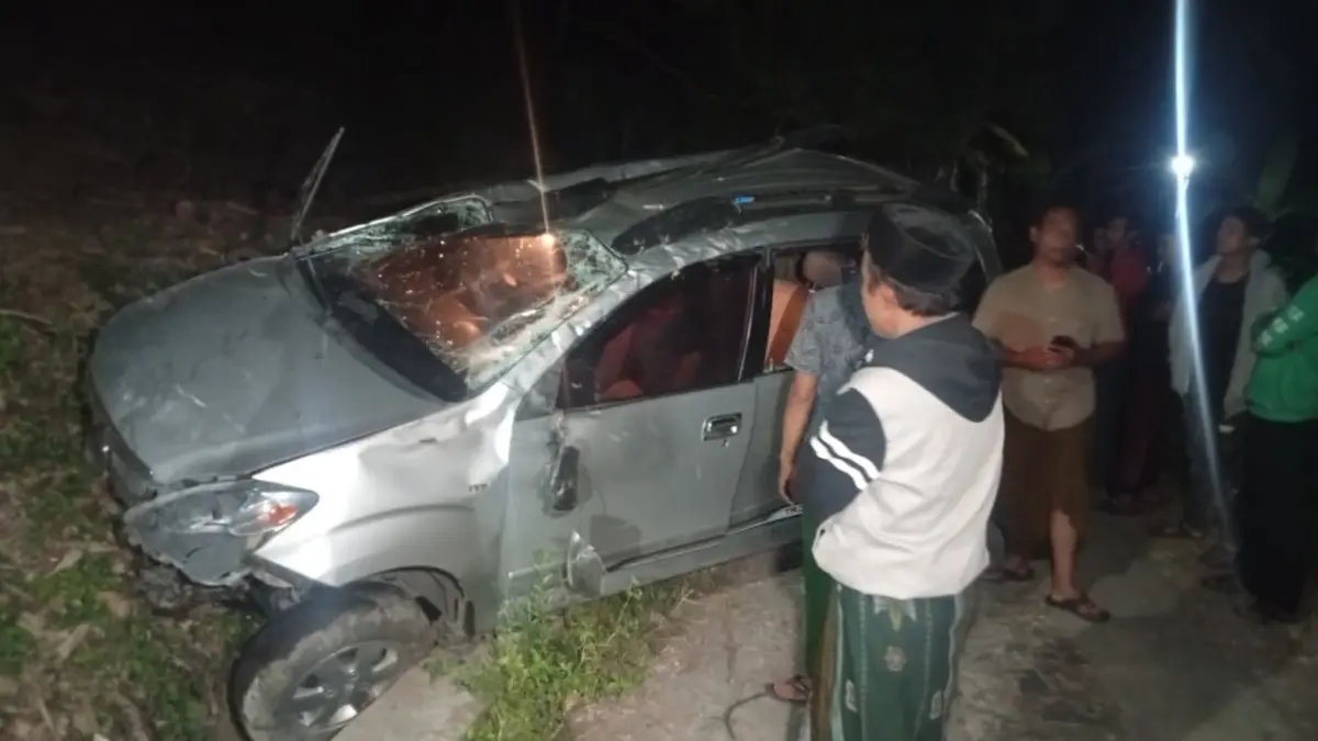 LAKA MAUT: Sebuah Toyota Avanza terjun ke jurang sedalam sekitar 25 meter di Desa Segulung, Kecamatan Dagangan, Kabupaten Madiun. DIAN RAHAYU/RADAR MADIUN