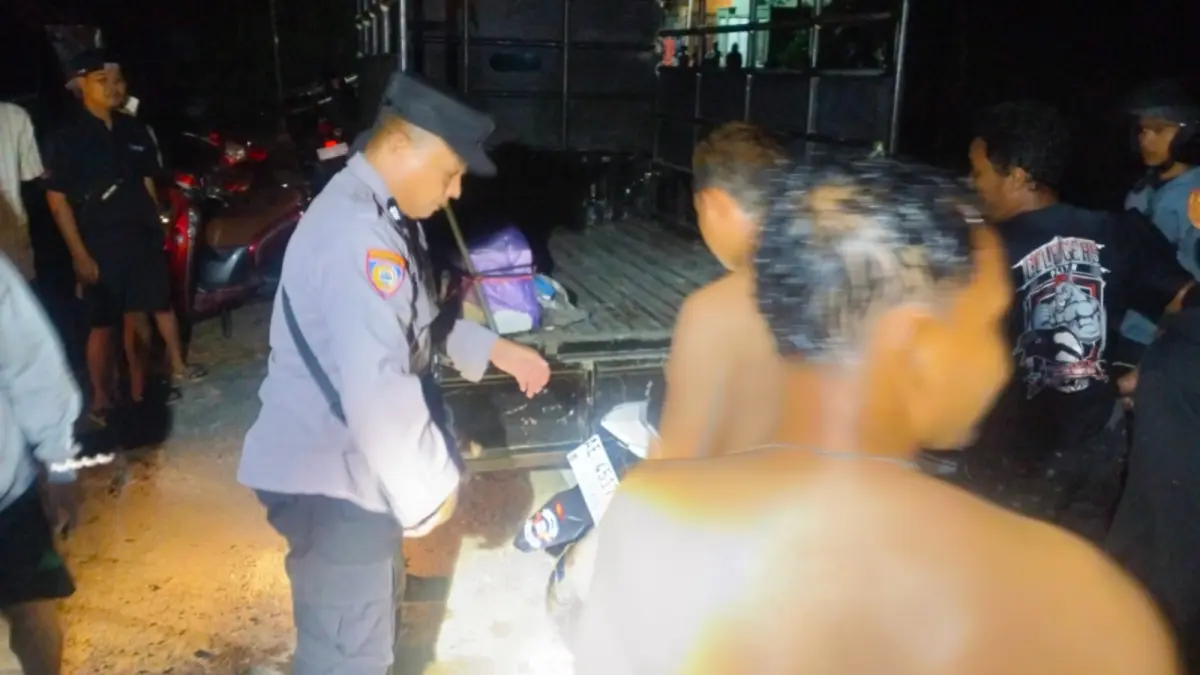 OLAH TKP: Petugas Unit Gakkum Satlantas Polres Pacitan melakukan olah tempat kejadian perkara di lokasi kecelakaan sepeda motor yang terjun ke Sungai Grindulu di Kecamatan Arjosari. FOTO: ISTIMEWA