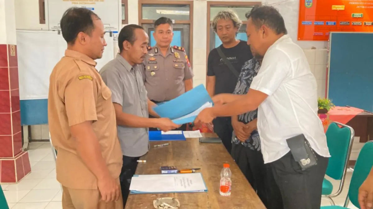 PENDAFTARAN PILKADES: Seorang bakal calon kepala desa mendaftarkan diri pada tahapan Pilkades Serentak di Pacitan.