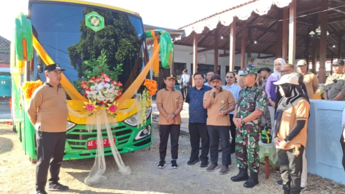 PERKUAT DETEKSI TBC: Bupati Madiun Hari Wuryanto meluncurkan mobil rontgen keliling Si Ratu yang akan beroperasi di 15 kecamatan. LODITYA FERNANDES/RADAR MADIUN