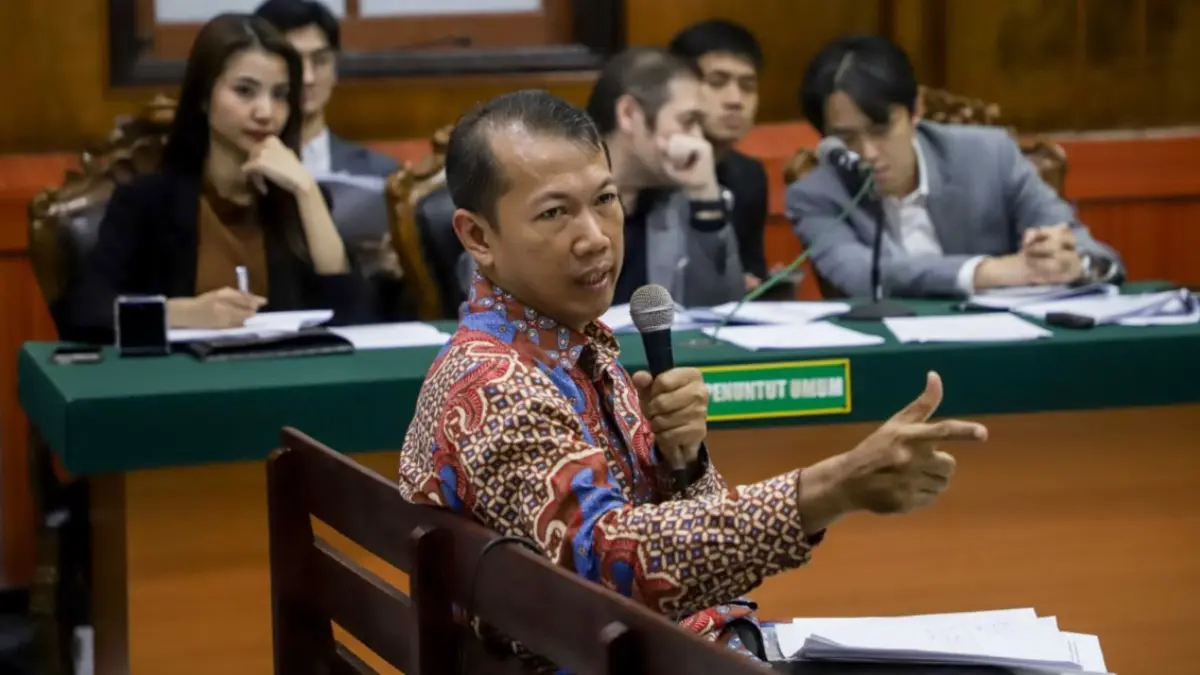 Prof Zaenal Fanani memberikan keterangan di persidangan gugatan PT Java Fortis terhadap Nany Widjaja. (JAWA POS)